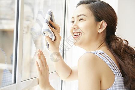 美女擦玻璃屏保(美女擦玻璃屏保,诠释纯美影像)