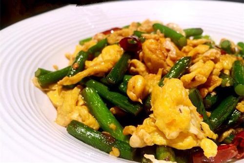 家庭小炒500款(家庭小炒宝典：500种美味佳肴，让家宴更精彩)